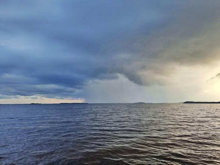 Sadekuuroja Saimaalla.