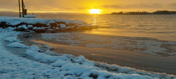 Lunta ja aamun aurinkoa Kemijärvellä marraskuussa 2022.