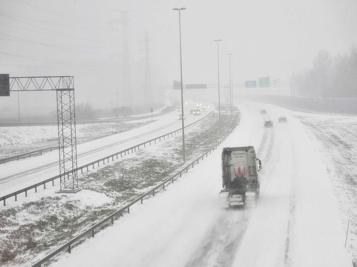 Lumisade huononsi ajokeliä Vantaalla 20. marraskuuta 2022.