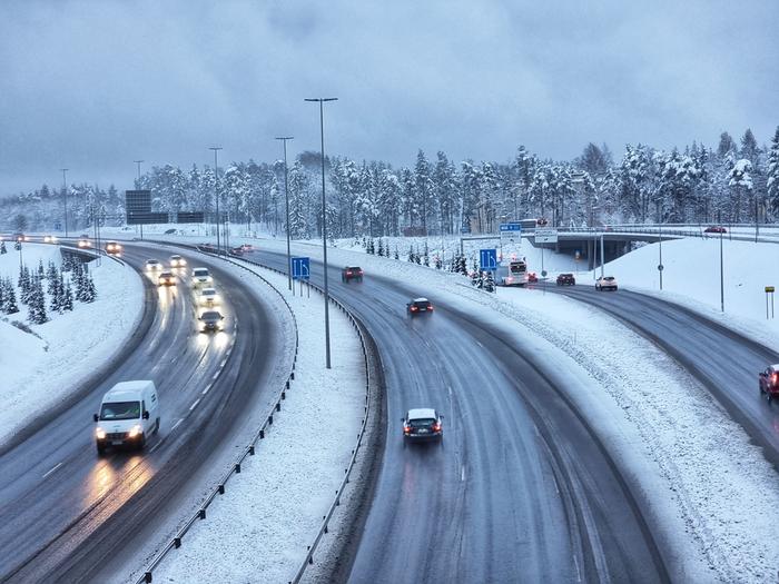 Joulukuista liikennettä Helsingissä.