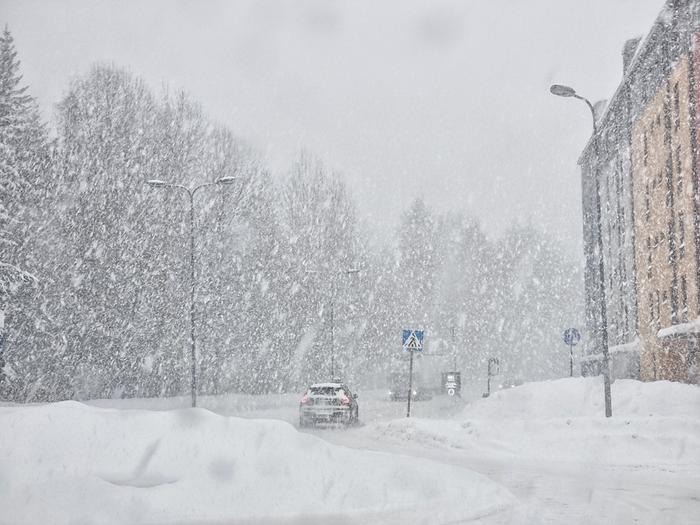 Lumisade oli ajoittain sakeaa Helsingissä 13. joulukuuta 2022.