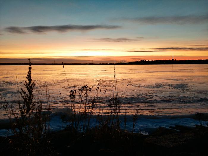 Föhn-tuulen lauhduttaman päivän auringonlasku Vaasassa 13.2.2023.