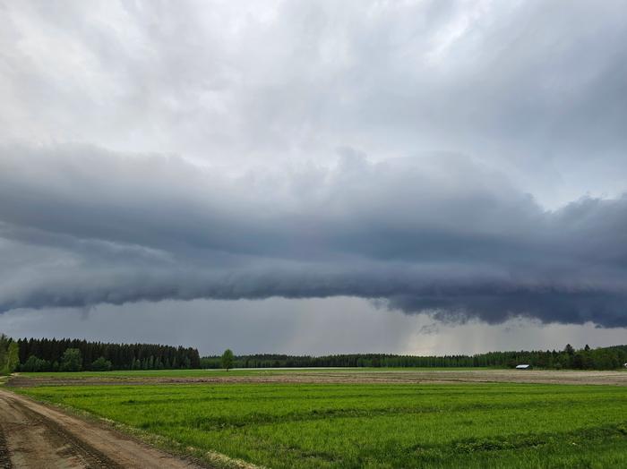 Ukkosta ilmassa Ukkosta ilmassa Rääkkylässä.