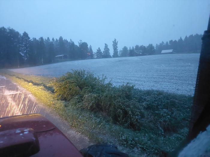 Lumisade keskeytti peltotyöt Luhangassa Keski-Suomessa 2. kesäkuuta 2023.