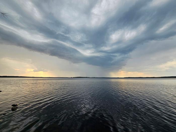 Ukkosta ilmassa Sadekuuroja ukkosta ilmassa.