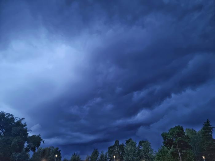 Synkkiä pilviä iltataivaalla