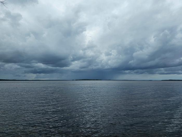 Sadekuuroja ja synkkä taivas Rääkkylässä.