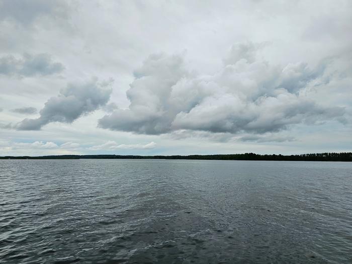 Pilviä veden yllä.