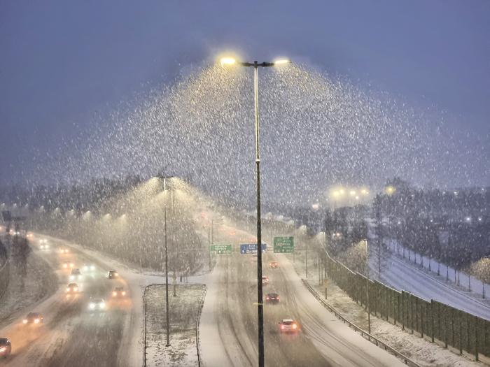 Sakea lumikuuro heikensi ajokeliä Helsingissä marraskuussa 2023.
