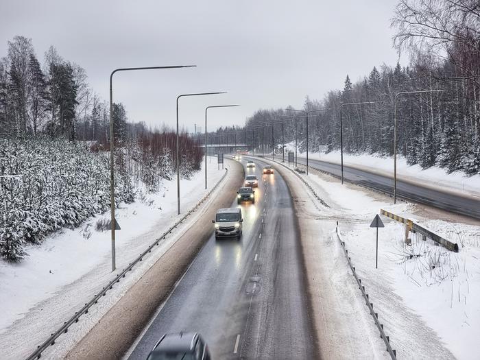 Jäätävä sade ja lauhtuminen saavat ajokelin huonoksi.
