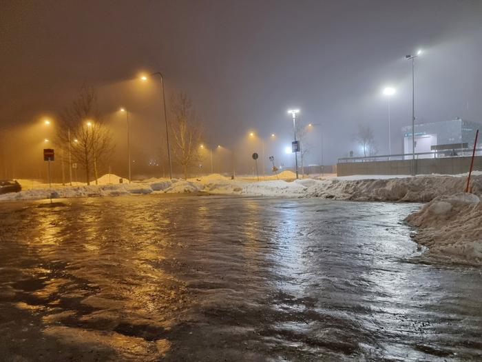Jäistä, sumuista ja lauhaa Helsingissä.