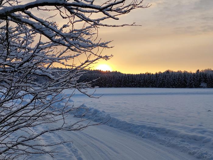 Vuoden viimeisinä päivinä pilvisyys on runsasta, mutta paikoin aurinko voi pilkahdella pilvien lomasta.