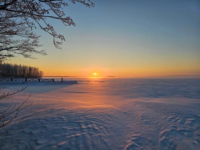 Helmikuinen auringonlasku Rääkkylässä.