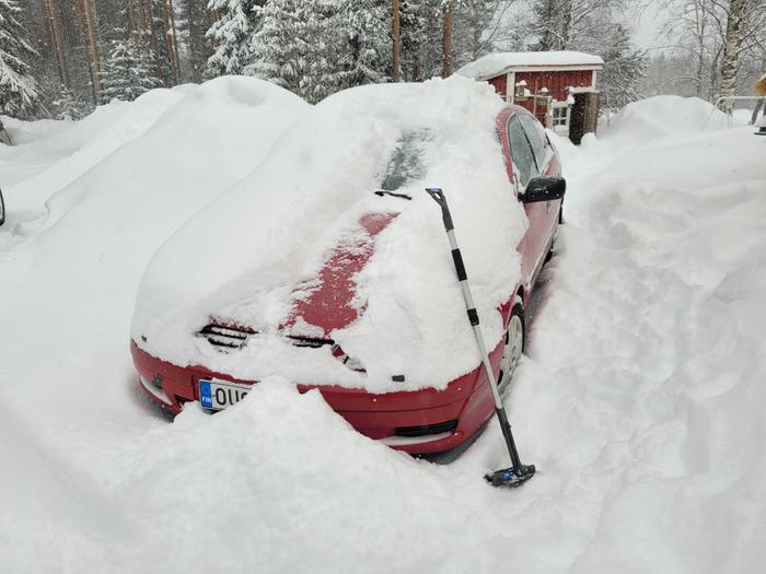 Runsaat lumikertymät aiheuttivat työtä Nurmeksessa helmikuussa 2024.