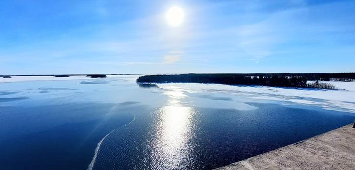 Maaliskuun aurinkoa Raippaluodon sillan tienoilla.