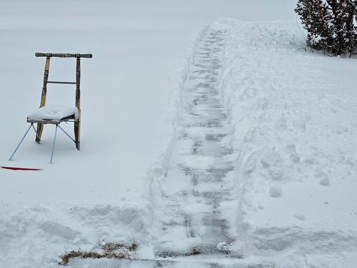 Huhtikuisia lumitöitä Rääkkylässä.
