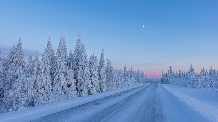 Talvinen tie Taivalkoskella Talvinen tie Taivalkoskella.
