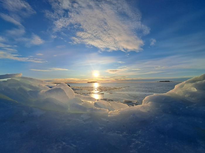 Aurinkoinen keskitalvi Kylmän korkeapainesään lisäksi myös föhn-tuuli voi tuoda Suomeen aurinkoista säätä.