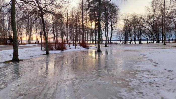 Lauhtuminen ja nollan molemmin puolin sahaavat lämpötilat saavat aikaan liukkautta.