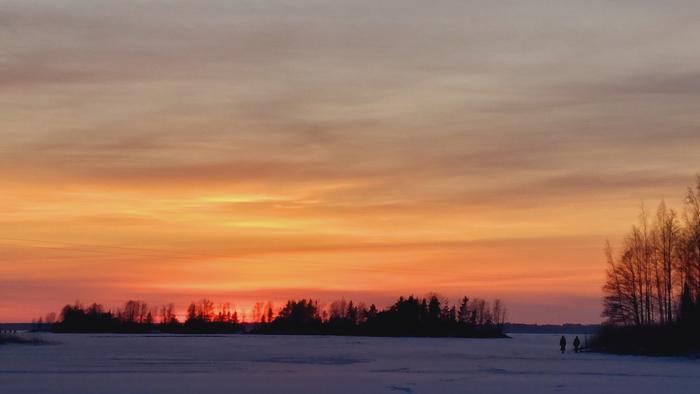 Auringonlasku pakkassäässä