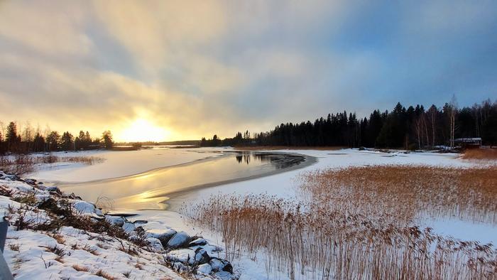 Jäässä oli sulia kohtia Vaasassa helmikuussa 2025.