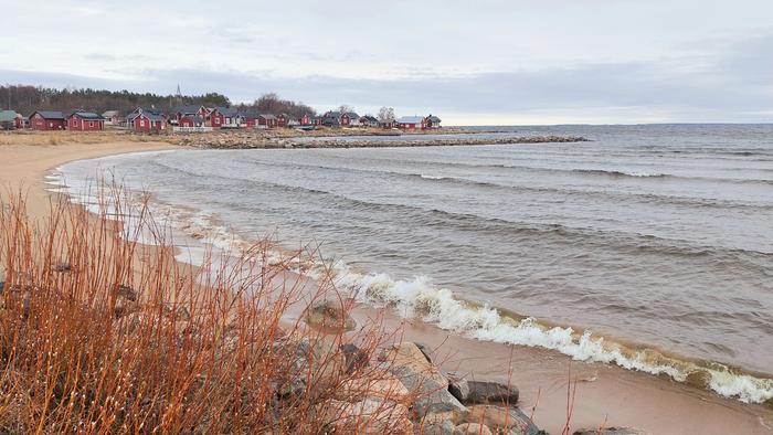 Aaltoja Pilvistä ja aaltoja Lohtajalla.