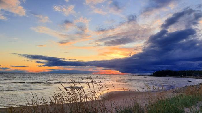 Värikäs taivas merenrannassa.