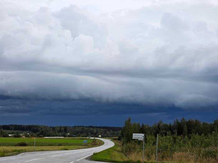 Kuuropilviä taivaalla Tummaa uhkuvat pilvet