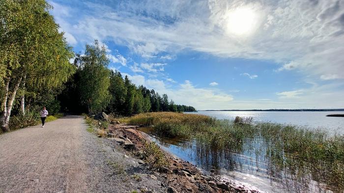 Aurinko pilkisteli Vaasassa syyskuussa 2025.