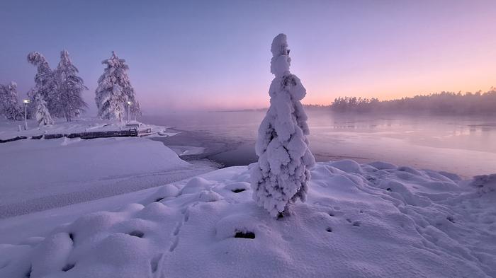 Helmikuinen pakkaspäivä taittuu iltaan Vaalassa.