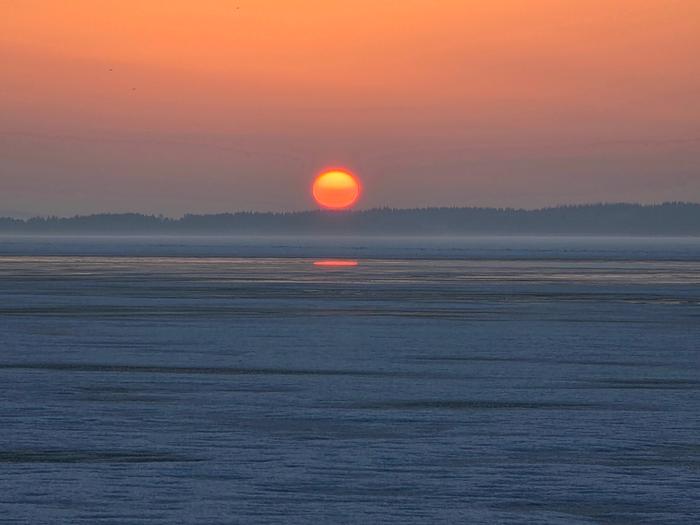 Saharan hiekka värjäsi auringonlaskua Rääkkylässä.