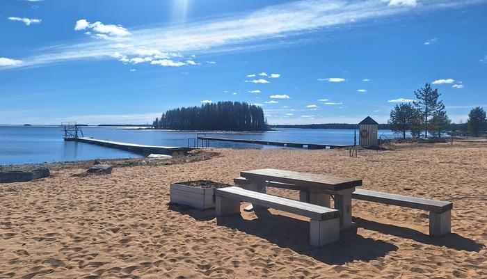 Aurinko paistaa monin paikoin myös viikonloppuna.