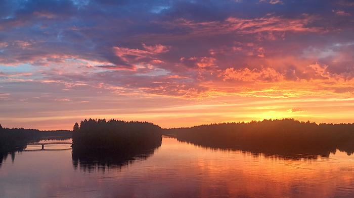 Värikäs auringonlasku Vaalassa