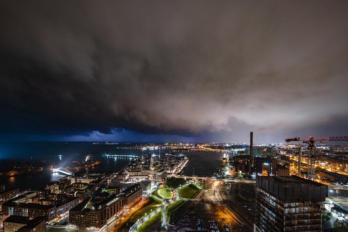 Kylmä säärintama liikkui 16.10.2022 myöhäisillan ja 16.–17.10.2022 yön aikana maan etelä- ja keskiosan yli itään. Maan eteläosassa se aiheutti voimakkaan, kuuroluonteisen saderintaman, jonka yhteydessä esiintyi salamointia. Lisäksi rintamaan liittyvät myrskypuuskat olivat erittäin voimakkaita. Tämä kuva on otettu Helsingin Kalasataman Majakka-tornitalon kattoterassilta.