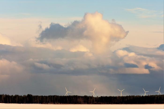 Tuulivoimalat voivat aiheuttaa virhekaikuja sadetutkaan, mutta toisinaan myös niiden ympäristössä sataa.