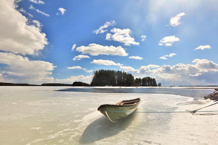 Aurinkoinen toukokuun alun päivä Oulujärvellä Vaalassa.