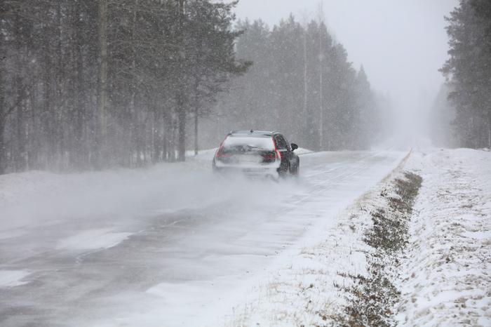 Huhtikuisia lumisateita Vaalassa.