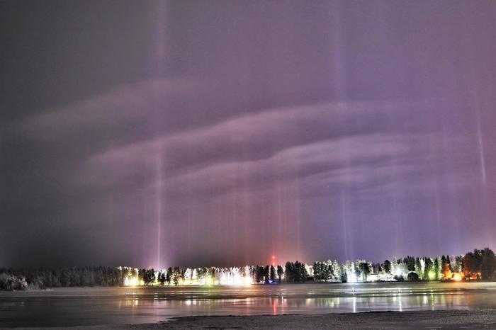 Keinovalopilareita pakkassäässä.