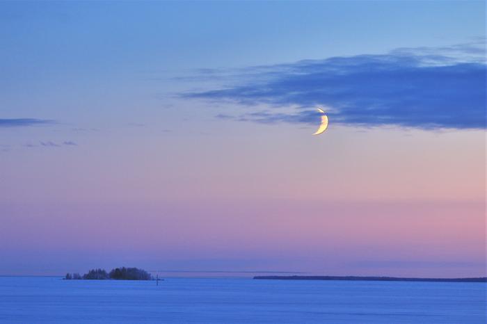 Pakkaspäivän kuunsirppi Oulujärvellä.
