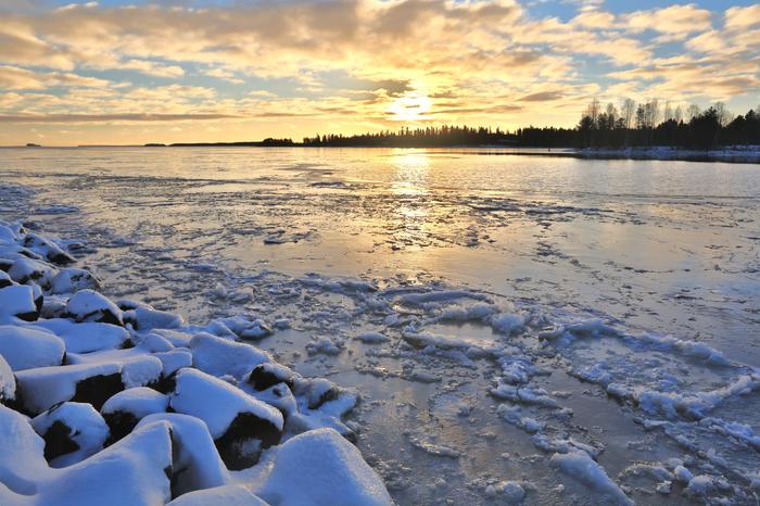Marraskuun aurinkoa Oulujärvellä.
