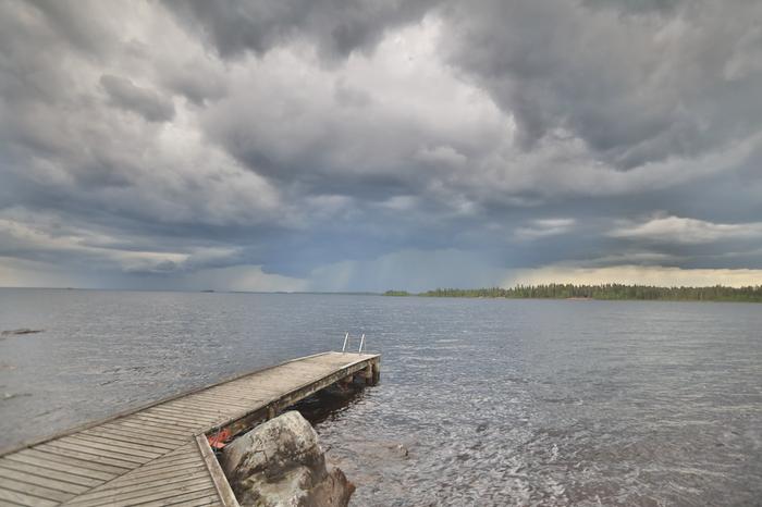 Ukkospilvi lähestymässä Oulujärvellä.