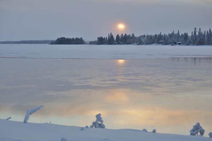 Valon pilkahdus joulupäivänä.