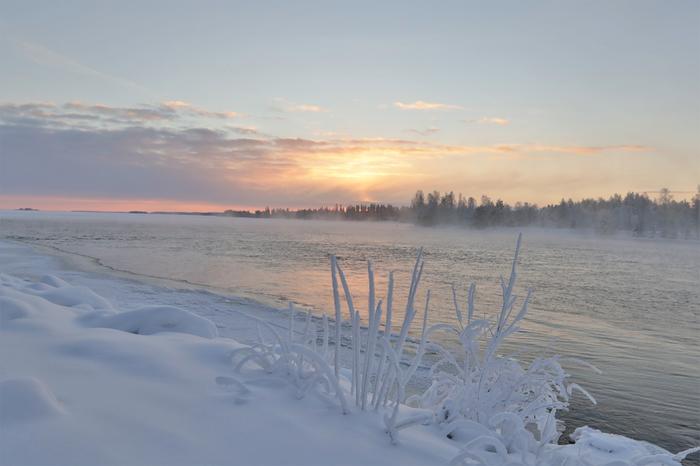 Pakkasta 18 astetta Oulujoella kylmänä talvipäivänä.
