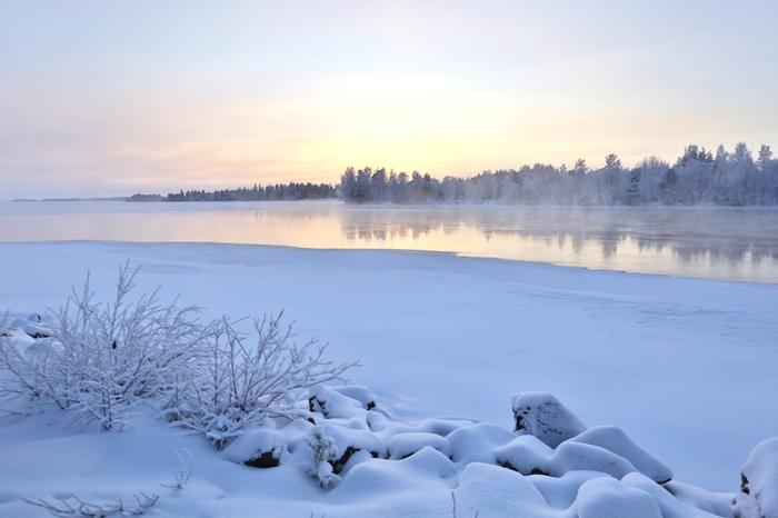 Oulujoki höyryää pakkasessa.