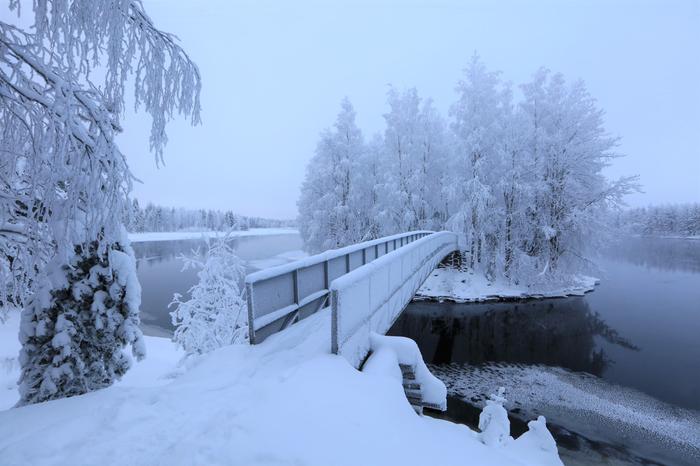 Huurre ja kuura tuovat talvista tuntua maisemiin.
