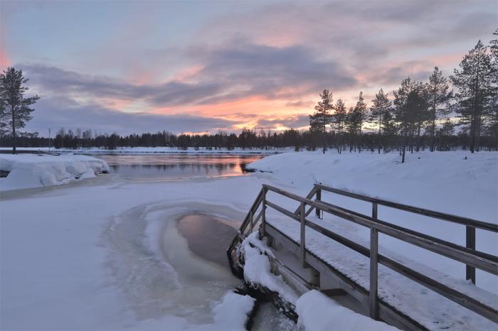 Oulujoki on keskellä talveakin paikoin sula.