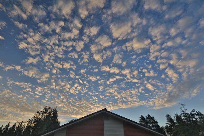 Altocumulus-pilviä eli hahtuvapilviä. 
