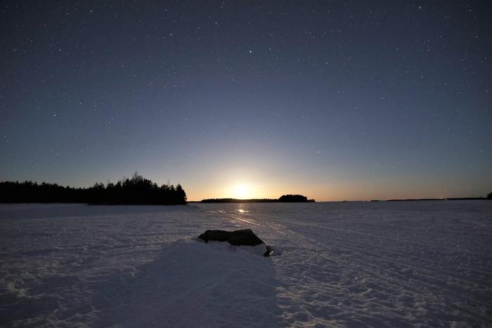 Maaliskuinen selkä taivas ja lunta.