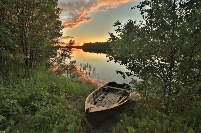 Kesäpäivänseisauksen tienoilla Pohjois-Suomessa on vielä keskiyönkin lähestyessä valoisaa.