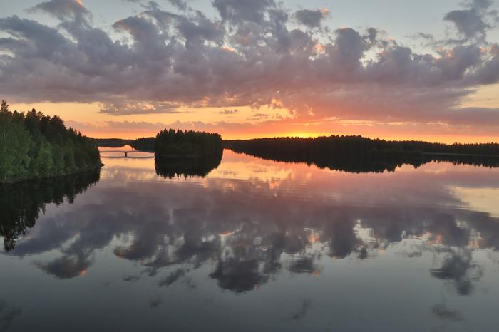Juhannusyö Juhannus oli lämmin.